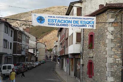 Cartel favorable a la estación de esquí colgado en un pueblo palentino.