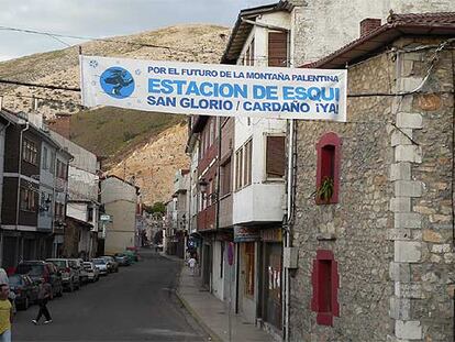 Cartel favorable a la estación de esquí colgado en un pueblo palentino.