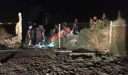 Agentes de los GEO sacan del agua el cadáver del joven. 