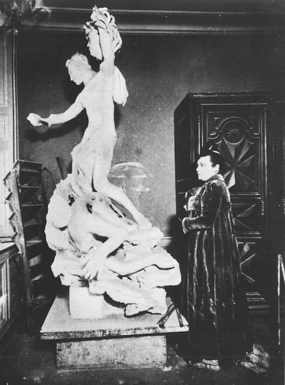 Algunas artistas, como la escultora Camille Claudel (en la imagen, conuna de sus esculturas en 1902) comenzaron como discípulas, en su caso de Auguste Rodin. "Eso puede conducir a un desequilibrio de poder, y dificulta que la mujer escape de la etiqueta de aprendiz", apunta McCabe. Al investigar vio que "no eran las relaciones en sí las que obstaculizaban la carrera de las mujeres, sino la forma en que los medios y las instituciones artísticas las trataban como resultado de ellas".