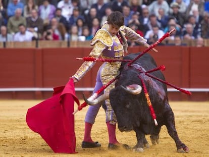 Antonio Nazar&eacute; durante la faena de su segundo toro al que cort&oacute; una oreja.