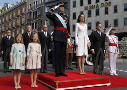 El rey Felipe VI, junto a foña Letizia, la princesa de Asturias, la infanta Sofía, el presidente del Gobierno, Mariano Rajoy (2d) y el jefe de Estado Mayor de la Defensa (JEMAD), almirante general Fernando García Sánchez (d), a su llegada al Congreso de los Diputados, donde ha rendido honores a los Reyes un batallón compuesto por una escuadra de gastadores, bandera, banda y música, y cuatro compañías de los tres ejércitos y de la Guardia Civil, que han tocado el himno de España y marchas militares. 