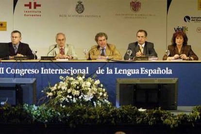 De izquierda a derecha, Juan Pedro de Basterrechea, Jorge Urrutia, César Antonio Molina, José María Martín Valenzuela y Rosa Arandilla, responsables del Instituto Cervantes.