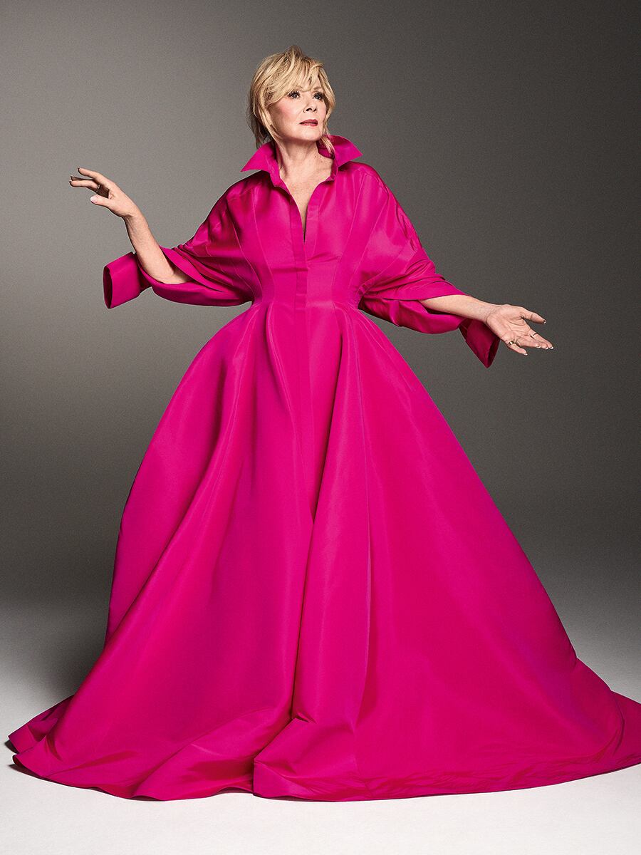 La actriz luce vestido fucsia de VALENTINO y anillos, de izquierda a derecha, de ANITA KO, anillo propio, HIROTAKA, ANITA KO y KATKIM.