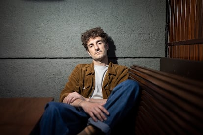L'actor Miki Esparbé, a un bar del barri de Gràcia de Barcelona.