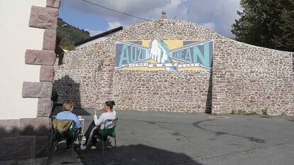 Mural en el centro de Elizondo, en Navarra.