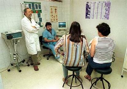 El urólogo Alejandro Galacho (de pie) y el enfermero Francisco Milla, del Clínico de Málaga, con dos pacientes.