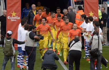 Los jugadores del Espanyol hacen el pasillo al Barça.