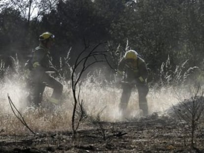 Bomberos de la Comunidad de Madrid trabajan en el incendio declarado en Valdemorillo a principios de julio.