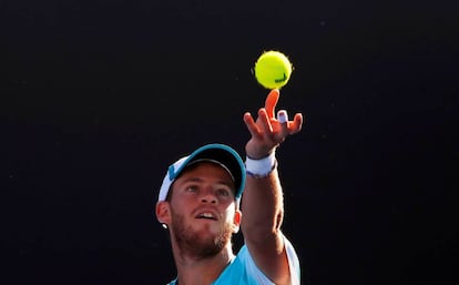 Schwartzman sirve durante su partido de la tercera ronda, ayer en Melbourne.