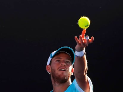 Schwartzman sirve durante su partido de la tercera ronda, ayer en Melbourne.