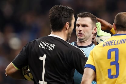 Gianluigi Buffon se enfrenta al árbitro Michael Oliver tras el penalti al madridista Lucas Vázquez.