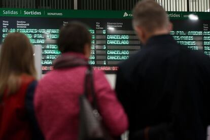 Pasajeros en la estación de tren de Sants en la jornada de huelga.