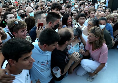 Yolanda Díaz con asistentes antes de comenzar el acto. Sumar ya es una realidad, y arranca con un éxito de convocatoria que desbordó a sus organizadores.