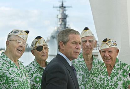 George W. Bush conversa con supervivientes del ataque a Pearl Harbour el pasado jueves en Hawai.