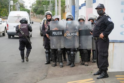 Um grupo de policiais protege as instalações do Ministério Público em Manágua, Nicarágua, em 8 de junho.