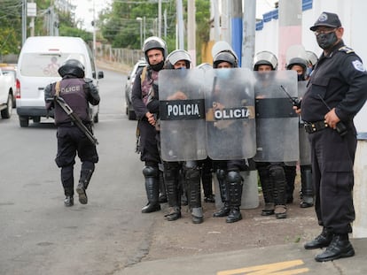 Un grupo de policías resguarda las instalaciones de la Fiscalía en Managua, Nicaragua, el pasado 8 de junio.