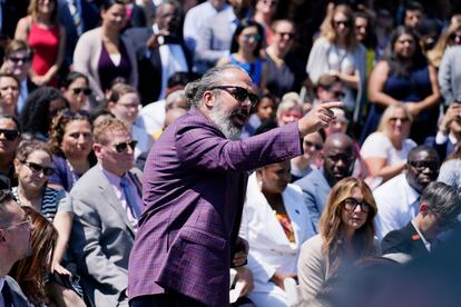 Manuel Oliver, padre de una víctima del tiroteo de Parkland, interrumpe al presidente Biden durante su discurso sobre las armas en el jardín de la Casa Blanca