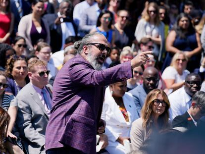 Manuel Oliver, padre de una víctima del tiroteo de Parkland, interrumpe al presidente Biden durante su discurso sobre las armas en el jardín de la Casa Blanca