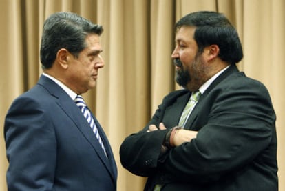 Francisco Caamaño, a la derecha, charla con Federico Trillo en marzo del año pasado.