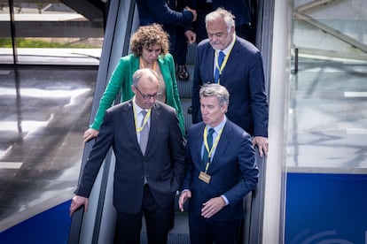 El líder del PP, Alberto Núñez Feijóo, y el canciller alemán, Friederich Merz, asisten a la apertura del Congreso Popular Europeo. 