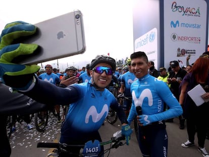 Nairo Quintana, a la derecha, junto a un aficionado en su marcha ciclista en Colombia.