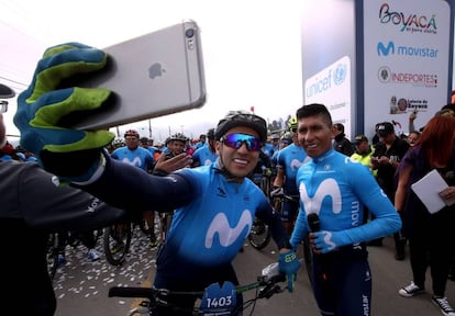 Nairo Quintana, a la derecha, junto a un aficionado en su marcha ciclista en Colombia.