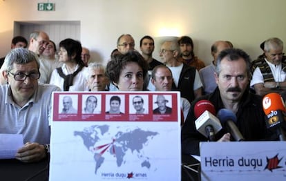 La portavoz del colectivo de huidos y deportados de ETA, Kizkitza Ruiz de San Vicente, durante la rueda de prensa celebrada en Bayona (Francia).