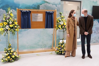 El príncipe Guillermo y Kate Middleton inauguran el hospital de Balfour, en Kirkwall. Durante el acto en el centro sanitario, los duques de Cambridge llevaron mascarilla para cumplir con el protocolo covid.