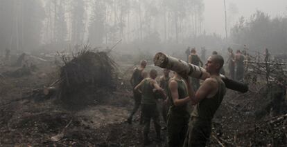 Miembros del Ejército ruso trabajan en la extinción de un incendio del pasado mes de agosto