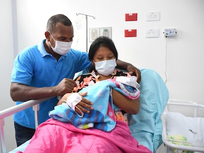 Ariadna Sofía Rúa Palmar con sus padres, en el hospital de Palmar de Varela, el 10 de julio de 2023.