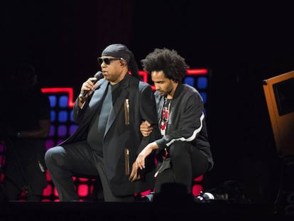 Stevie Wonder e seu filho se ajoelham contra Trump em solidariedade aos atletas da NFL, no sábado, em um show em Nova York.