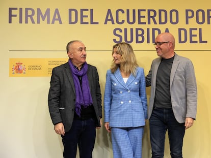 La vicepresidenta segunda del Gobierno y ministra de Trabajo y Economía Social, Yolanda Díaz, junto a los secretarios generales de CCOO, Unai Sordo y de UGT, Pepe Álvarez, durante la firma del acuerdo para subir el SMI, en enero.