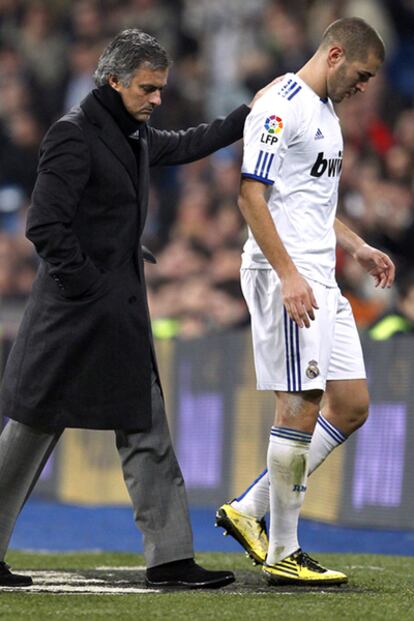 Mourinho y Benzema durante un encuentro