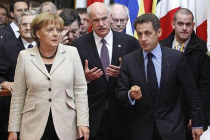 De izquierda a derecha, Angela Merkel, Yorgos Papandreu y Nicolas Sarkozy, tras el Consejo Europeo que trató en febrero la crisis griega.