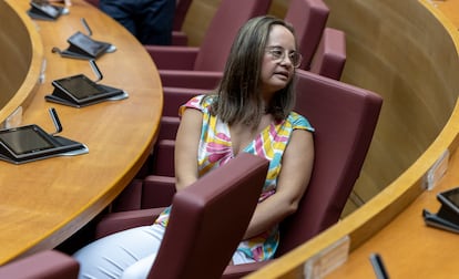 Mar Galcerán, en su escaño en Les Corts Valencianes.