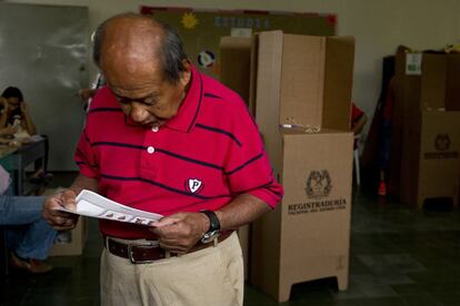 Un hombre sale de un colegio electoral en Cali, Colombia.