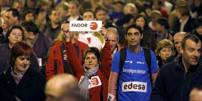 Trabajadores de Fagor se manifestaban este jueves en Mondragón en protesta por la crisis de la cooperativa.