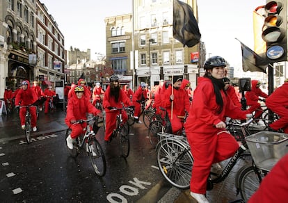 Una de las carísimas estrategias de promoción de 'Chinese Democracy': ciclistas vestidos de rojos llevando los discos a las tiendas de Londres.