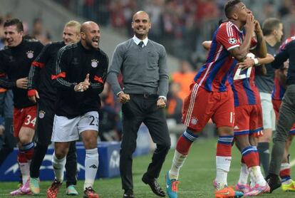 Boateng se besa los dedos mirando al cielo en presencia de Guardiola y Pepe Reina.