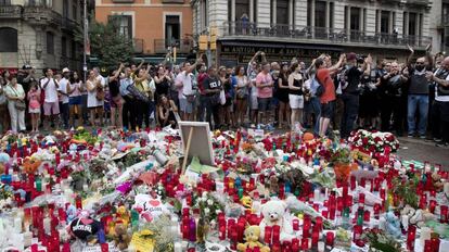 Velas, flores y muestras de apoo para las v&iacute;ctimas del atentado de La Rambla.