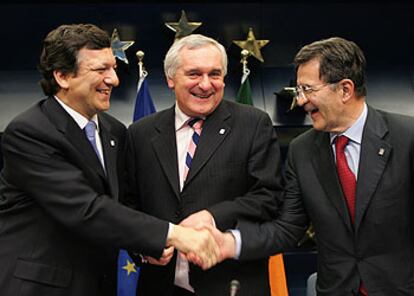 Durão Barroso (izquierda) recibe la felicitación de Bertie Ahern y Romano Prodi, ayer en Bruselas.