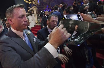 Daniel Craig firma autógrafos en la alfombra roja de México.