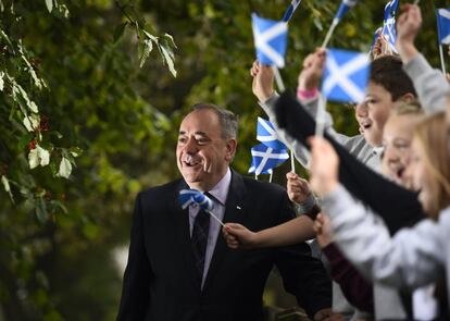 El ministro principal escocés, Alex Salmond, posa con un grupo de niños en un colegio electoral, en Strichen.