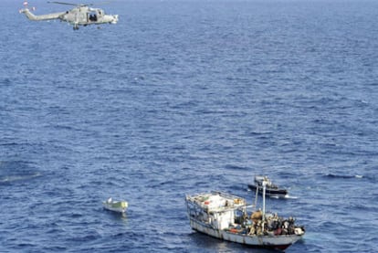Soldados de la marina británica se enfrentan a un barco de piratas en una operación el pasado viernes frente a la costa de Somalia.