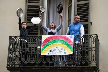 "Todo irá bien", dice un cartel en un balcón de Turín