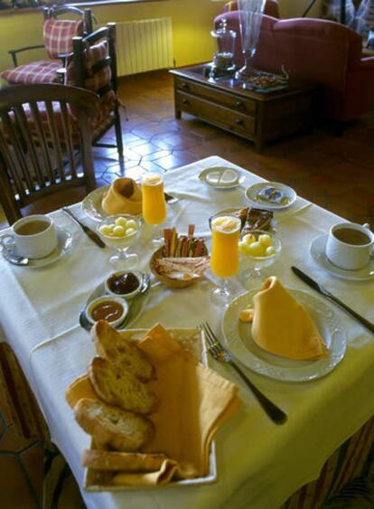 Desayuno completo en La Casona de Valfría, casa rural de Cáceres