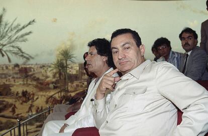 Mubarak, durante un encuentro con el presidente libio Gaddafi, durante una exhibición de las armas de la guerra arabo-israelí de 1973, celebrado en junio de 19990 en El Cairo.