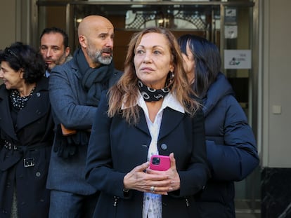 La viuda de Carlos Saura, Eulalia Ramón, en la capilla ardiente del cineasta, instalada el lunes en la Academia de Cine, en Madrid.