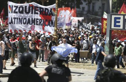 Protestas ante el Congreso argentino, donde se está tramitando la reforma provisional del sistema de pensiones, el 18 de diciembre.